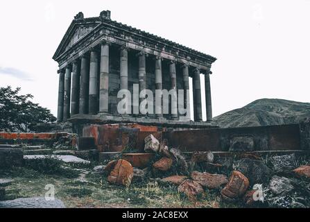 Il Tempio di Garni è il solo greco-romana permanente edificio colonnato in Armenia. Costruito nel I secolo d.c. ed è il simbolo della pre-Armenia cristiana. Foto Stock