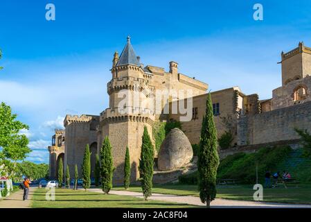 I turisti scatta una foto e resto vicino al palazzo reale nella città spagnola Olite Foto Stock