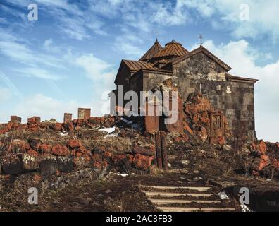 Hayravank s un 9 al XII secolo un monastero armeno situato sopra le sponde del Lago Sevan nella provincia di Gegharkunik. Foto Stock