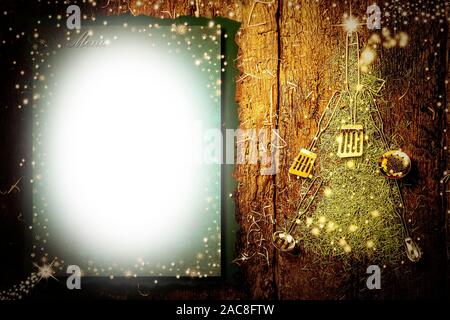 Background invitano a scrivere il menu di Natale. Vecchi utensili da cucina formando un albero di Natale e carta con copia spazio sul vecchio sfondo di legno. Foto Stock