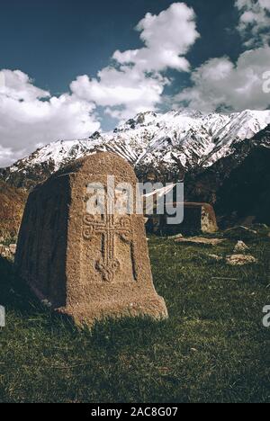 Misterioso oggetto contrassegnato per la rimozione definitiva da 800 anni vecchio cimitero in Yeghegis, Armenia. Foto Stock