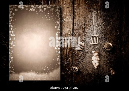Background per scrivere il menu di Natale, invito in stile vintage. Posate in argento e Gesù Bambino albero di Natale, svuotare la carta per scrivere menu o ricette. Foto Stock