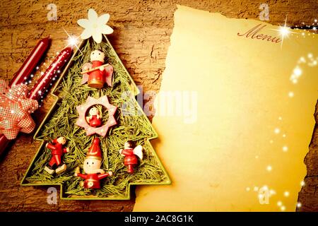 Background per scrivere il menu di Natale, invito in stile vintage.albero di Natale, candele, angeli e una pergamena con spazio per copiare su legno Foto Stock