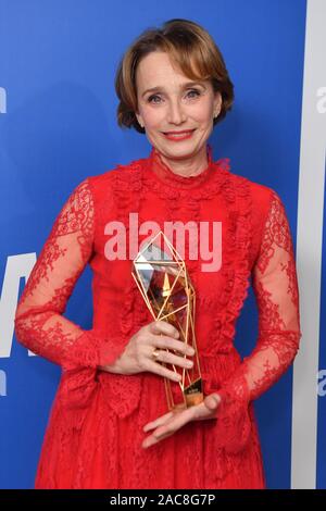 Kristin Scott Thomas vince il Richard Harris Award al ventiduesimo British Independent Film Awards tenutosi presso Old Billingsgate, Londra. Picture Data: domenica 1 dicembre, 2019. Foto di credito dovrebbe leggere: Matt STANLEY A. CROSSICK/PA FILO Foto Stock