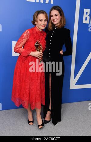 Kristin Scott Thomas vince il Richard Harris Award presentato da Lily James (destra) al ventiduesimo British Independent Film Awards tenutosi presso Old Billingsgate, Londra. Picture Data: domenica 1 dicembre, 2019. Foto di credito dovrebbe leggere: Matt STANLEY A. CROSSICK/PA FILO Foto Stock