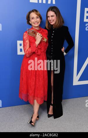 Kristin Scott Thomas vince il Richard Harris Award presentato da Lily James (destra) al ventiduesimo British Independent Film Awards tenutosi presso Old Billingsgate, Londra. Picture Data: domenica 1 dicembre, 2019. Foto di credito dovrebbe leggere: Matt STANLEY A. CROSSICK/PA FILO Foto Stock