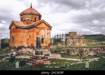 Cattedrale di Talin è un settimo secolo cattedrale armena si trova nel cimitero di Talin, nella provincia di Aragatsotn dell'Armenia. Foto Stock