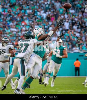 Giardini di Miami, Florida, Stati Uniti d'America. 1 dicembre, 2019. I Delfini di Miami estremità strette Clive Walford (87) raggiunge per la palla contestata da Philadelphia Eagles di sicurezza forte Malcolm Jenkins (27) durante un'NFL Football gioco al Hard Rock Stadium di Miami, Florida. I Delfini ha vinto 37-31. Credito: Mario Houben/ZUMA filo/Alamy Live News Foto Stock