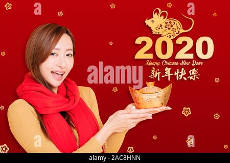 Asian giovane donna festa per il capodanno cinese. il testo cinese felice anno nuovo 2020 Foto Stock