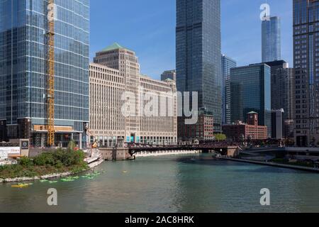 Il lungofiume di Chicago e Merchandise Mart Edificio, Chicago, Stati Uniti d'America Foto Stock