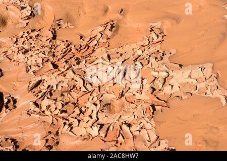 Essiccato incrinato e modelli di fango durante un periodo di siccità nell'Outback australiano, Milparinka, Nuovo Galles del Sud, NSW, Australia Foto Stock