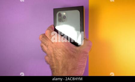 Parigi, Francia - Sep 20, 2019: Man mano unboxing spacchettamento nuovo più recenti computer Apple iPhone 11 Pro e 11 Pro smartphone Max triple-lente della fotocamera e la nuova tecnologia CPU BIONICO Foto Stock