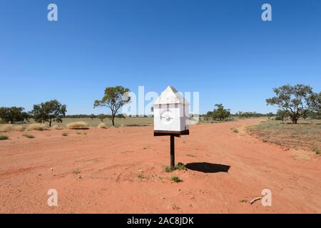 Letterbox bianco di un Outback proprietà vicino Louth, Nuovo Galles del Sud, NSW, Australia Foto Stock