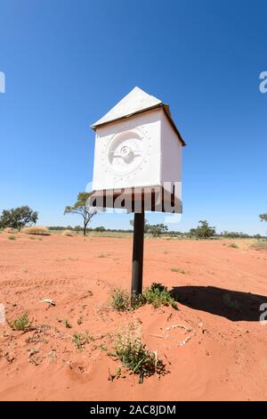 Letterbox bianco di un Outback proprietà vicino Louth, Nuovo Galles del Sud, NSW, Australia Foto Stock