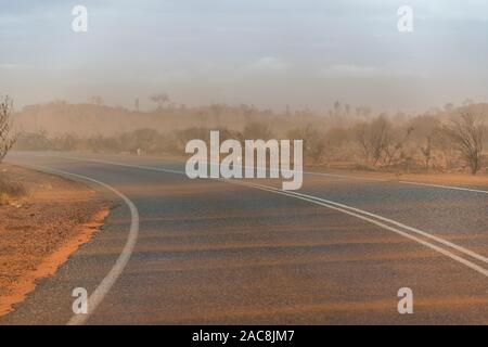 Tempesta di sabbia in Australia outback dopo bushfires nell'area Foto Stock