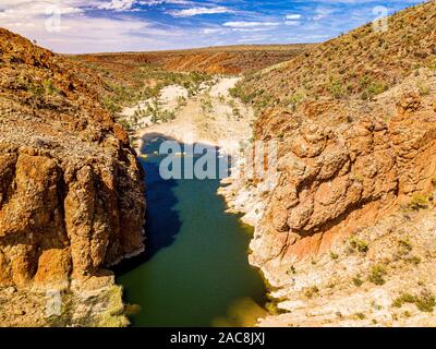 Glen Helen Gorge e l area circostante Glen Helen Lodge preso da una prospettiva aerea. Territorio del Nord, l'Australia Foto Stock