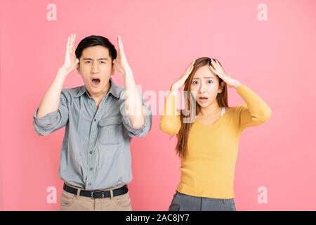 Coppia giovane paura e scioccato con espressione sorpresa Foto Stock