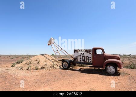 Benvenuto a Bianche Scogliere segno su un vecchio arrugginito utility truck o ute, Nuovo Galles del Sud, NSW, Australia Foto Stock