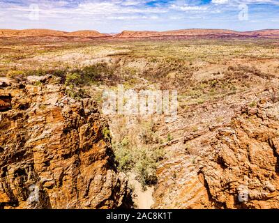 Il drammatico Rocky Mountain paesaggio circostante Serpentine Gorge nel West MacDonnell Ranges, Territorio del Nord, l'Australia. Foto Stock