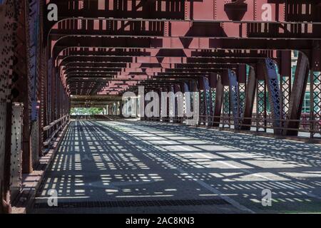 Ponte stradale sul fiume Chicago Foto Stock