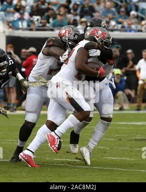 Jacksonville, Stati Uniti. 01 Dic, 2019. Bucanieri running back Peyton Barbiere (25) viene affrontato per assenza di guadagno durante il primo trimestre come il Tampa Bay Buccaneers play Jacksonville Jaguars presso la banca TIAA Campo a Jacksonville, in Florida, domenica 1 dicembre, 2019. I bucanieri sconfitto i giaguari da parte di un cliente di 28-11.Foto di Joe Marino/UPI Credito: UPI/Alamy Live News Foto Stock