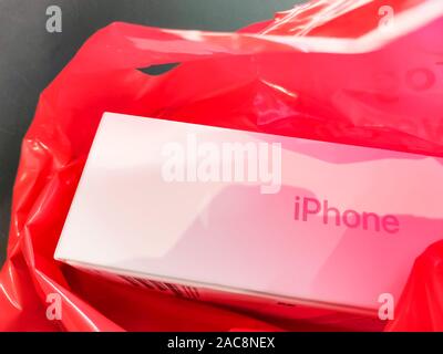 Bangkok, Tailandia - 30 Novembre 2019 : nuovo Smartphone iPhone 11 scatola di imballaggio in rosso il sacchetto in plastica / acquistare un nuovo telefono cellulare concept Foto Stock