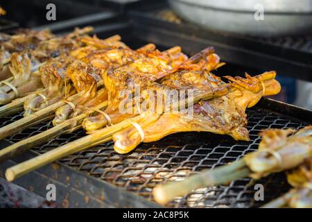 Pollo arrosto sulla stufa a carbone, cibo di strada della Thailandia Foto Stock