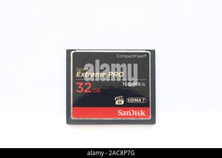 Una SanDisk Extreme Pro 32 GB di scheda di memoria CompactFlash isolato su bianco Foto Stock
