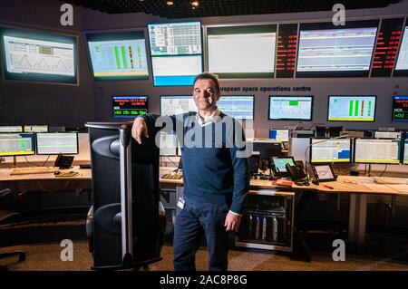 Darmstadt, Germania. Xiii Nov, 2019. Uno degli equipaggi della Agenzia spaziale europea ESA Solar Orbiter mission lavora presso ESA OCCU Centro di controllo. Il volo del Solar Orbiter lander è attualmente in fase di simulazione di qui per lo studio del sole e del vento solare. Il lancio è previsto per il mese di febbraio 2020. Credito: Frank Rumpenhorst/dpa/Alamy Live News Foto Stock