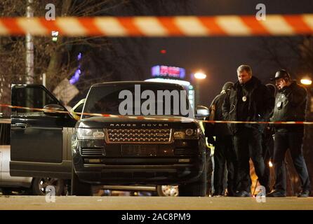 Kiev, Ucraina. 01 Dic, 2019. Gli agenti di polizia e gli investigatori di ispezionare una macchina in corrispondenza di un sito di una ripresa di auto nel centro di Kiev.come i media locali hanno riferito, 3-anno-vecchio figlio è stato ucciso in un'auto come risultato di un tentativo di omicidio su una Kiev consiglio regionale il legislatore, sconosciuto quando uomini armati hanno aperto il fuoco sulla sua vettura, come media riportati. Credito: SOPA Immagini limitata/Alamy Live News Foto Stock