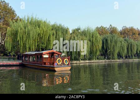 Hangzhou, Cina - 17 Novembre 2014: tour in barca a West Lake in Hangzhou, che è stato realizzato un sito Patrimonio Mondiale dell'UNESCO nel 2011. Foto Stock