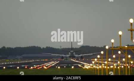 Aeroporto di Amsterdam di notte Foto Stock