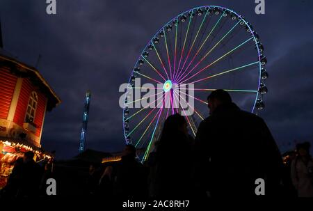 Londra, Regno Unito. 1 dicembre, 2019. La gente a piedi nella parte anteriore di una ruota panoramica Ferris a Hyde Park Winter Wonderland a Londra, in Gran Bretagna il 1 dicembre, 2019. Hyde Park Winter Wonderland aperto a partire dal 9 Novembre 21. Credito: Han Yan/Xinhua/Alamy Live News Foto Stock