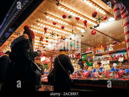 Londra, Regno Unito. 1 dicembre, 2019. Persone comprare cibo a Hyde Park Winter Wonderland a Londra, in Gran Bretagna il 1 dicembre, 2019. Hyde Park Winter Wonderland aperto a partire dal 9 Novembre 21. Credito: Han Yan/Xinhua/Alamy Live News Foto Stock