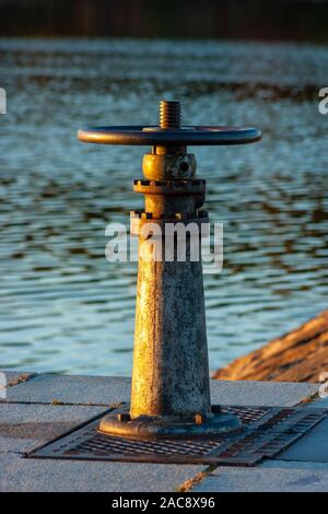 Valvola a saracinesca su una piattaforma sul serbatoio Hopkinton. La valvola viene utilizzata per controllare il flusso dell'acqua. Hopkinton state Park, Hopkinton, ma, Stati Uniti Foto Stock