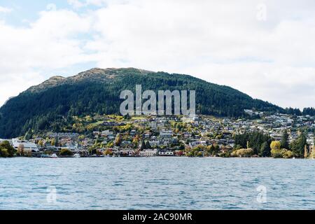 Il litorale della città di Queenstown Nuova Zelanda come visto dal lago di Wakatipu Foto Stock