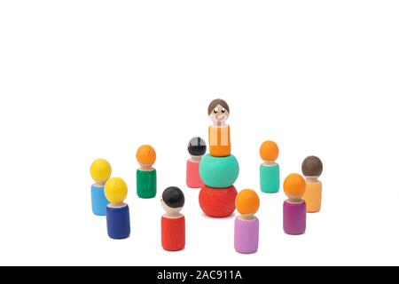 Giocattoli di legno di stand e attendere per i comandi dal loro leader maschio. L'immagine della costruzione di un team davanti al leader della classifica. Il concetto di subordinare la ma Foto Stock