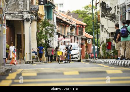 Alcuni turisti sono le escursioni a piedi e in bicicletta nella Strada Armena di George Town. Foto Stock