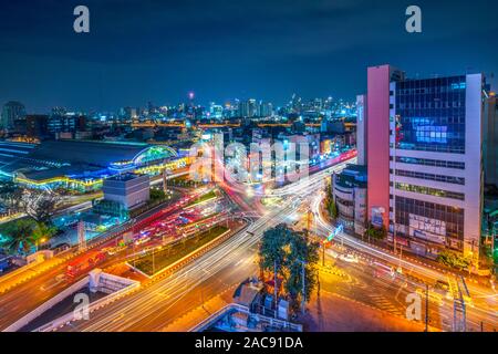 Paesaggio di Bangkok e il traffico durante il tramonto a Hualampong area della Stazione Ferroviaria a Bangkok, in Thailandia Foto Stock
