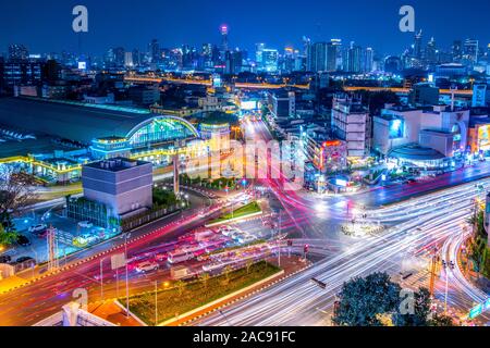 Paesaggio di Bangkok e il traffico durante il tramonto a Hualampong area della Stazione Ferroviaria a Bangkok, in Thailandia Foto Stock