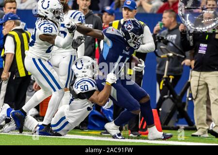 Indianapolis, Indiana, Stati Uniti d'America. 1 dicembre, 2019. Tennessee Titans wide receiver A.J. Marrone (11) è trascinato verso il basso da dietro da Indianapolis Colts middle linebacker Anthony Walker (50) dopo la cattura di un pass nella seconda metà del gioco tra il Tennessee Titans e Indianapolis Colts a Lucas Oil Stadium, Indianapolis, Indiana. Credito: Scott Stuart/ZUMA filo/Alamy Live News Foto Stock