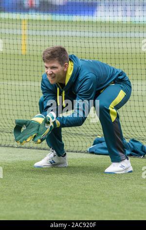 Adelaide, Australia 2 dicembre 2019 . Australian cricket capitano Tim Paine in pratica il giorno 4 della seconda giornata di dominio test notturno tra l Australia e il Pakistan a Adelaide Oval. Australia conduce 1-0 in 2 serie di match .Credito: amer ghazzal/Alamy Live News Foto Stock