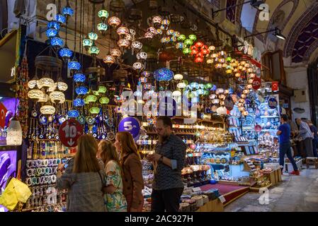 Mosaico turco / lampada luce ottomano negozi dentro il Grand Bazaar di Istanbul, in Turchia, uno dei più grandi e più antiche mercati coperti in tutto il mondo Foto Stock
