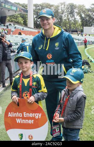 Adelaide, Australia 2 DICEMBRE 2019 .Australian cricketer Steve Smith pone per fotografie con i giovani tifosi il giorno 4 della seconda giornata di dominio test notturno tra l Australia e il Pakistan a Adelaide Oval. Australia conduce 1-0 in 2 serie di match .Credito: amer ghazzal/Alamy Live News Foto Stock