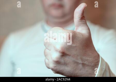 Man mano gesto mostra tutto il di destra. Close-up Foto Stock