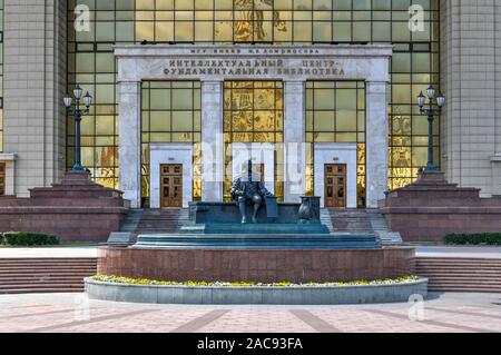 Monumento a I.I. Shuvalov alla parte anteriore del Museo di Storia dell'Università Statale di Mosca (MGU) a Mosca, in Russia. Foto Stock