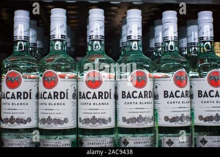 Tyumen, Russia-November 05, 2019: il rum Bacardi bianco su ripiani del ipermercato metro Foto Stock