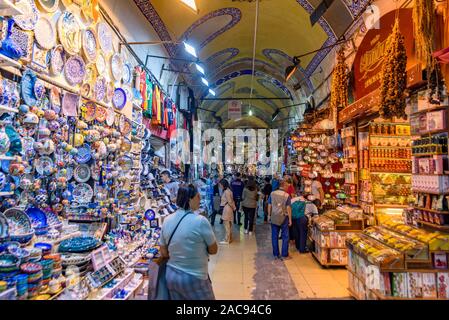 Negozi dentro il Grand Bazaar di Istanbul, in Turchia, uno dei più grandi e più antiche mercati coperti in tutto il mondo Foto Stock