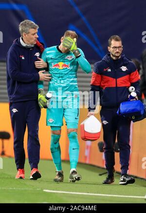 Leipzig, Germania. 27 Nov, 2019. Calcio: Champions League, fase di gruppo, gruppo G, quinta giornata, RB Leipzig - Benfica Lisbona in Red Bull Arena. Lipsia si è il portiere Peter Gulacsi LED è spento il passo dal team medico Dr Robert Percy Marshall (r) e fisioterapista Niklas Albers, feriti. Credito: Jan Woitas/dpa-Zentralbild/dpa/Alamy Live News Foto Stock