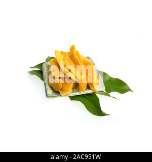 Mango essiccato o mango essiccato le fette su un nuovo sfondo Foto Stock